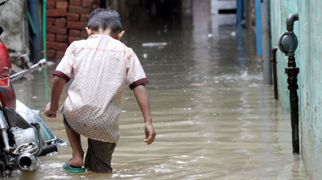 οι-φυσικές-καταστροφές-εκτοπίζουν-20-000-π-562657387