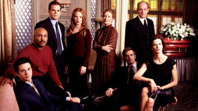 το-six-feet-under-έρχεται-τον-νοέμβριο-στο-netflix-562654228