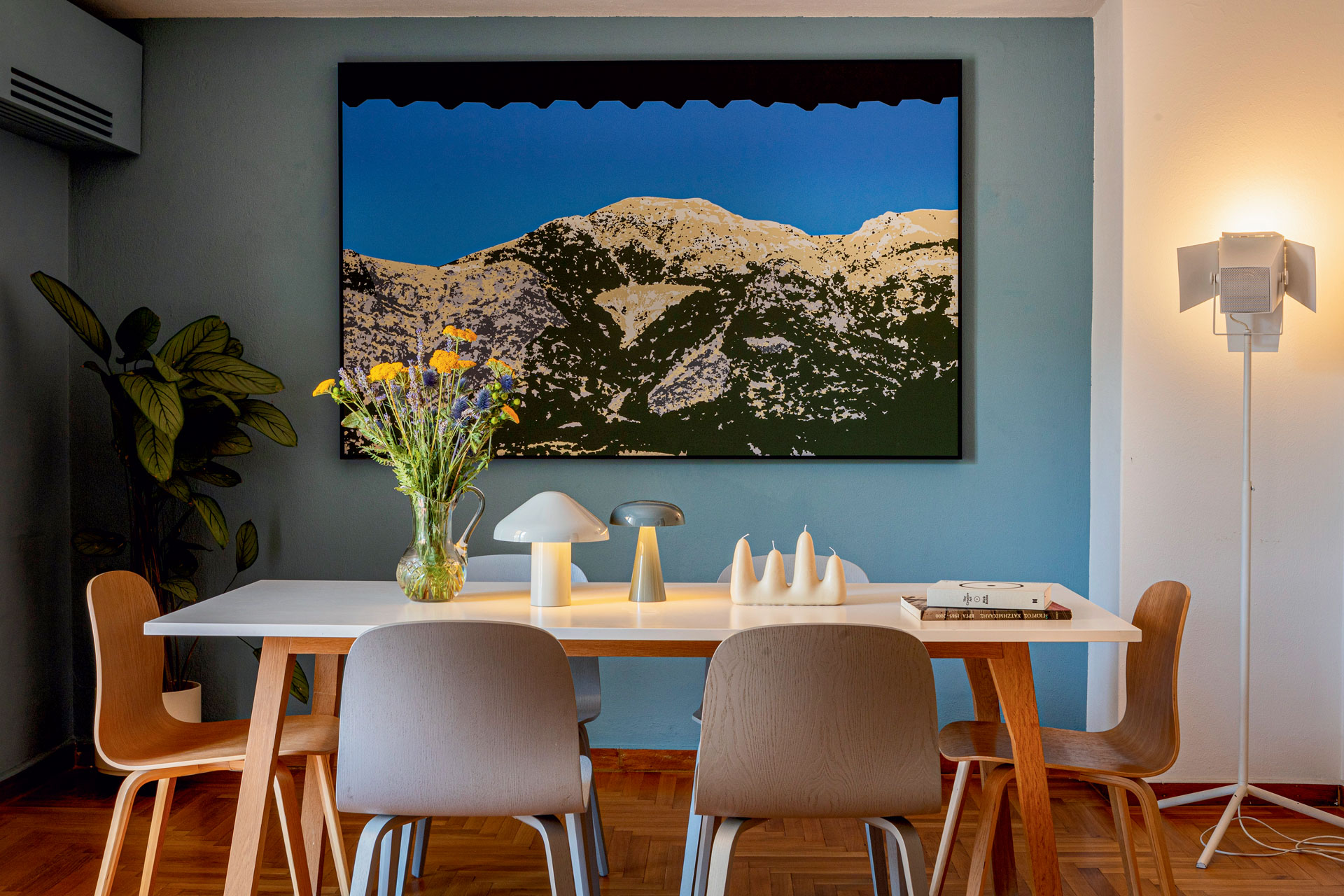 Μy Space: Σκανδιναβικό στιλ και βιβλία σε ένα διαμέρισμα στο Παγκράτι-1