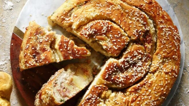 ψωμί-με-μπέικον-πατάτα-και-φρέσκο-κρεμ-562711285