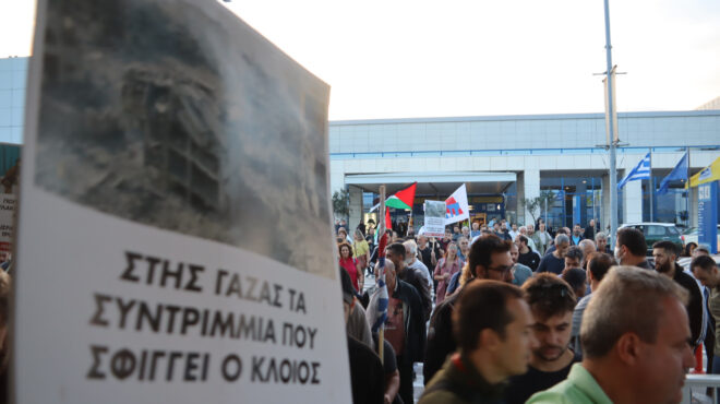 στη-γαδα-ο-σύζυγος-και-η-κόρη-της-ελένης-562725220