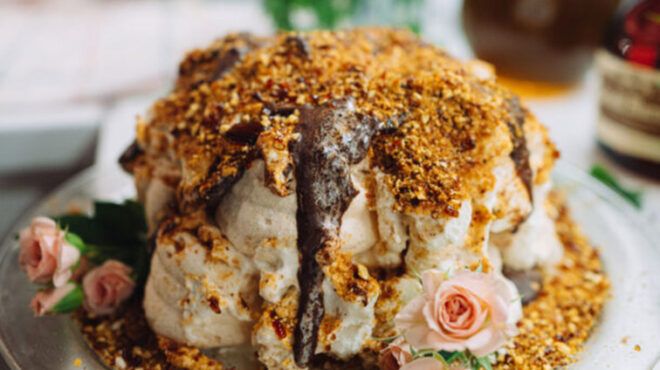 τούρτα-με-μαρέγκες-και-καραμελωμένα-α-562725163