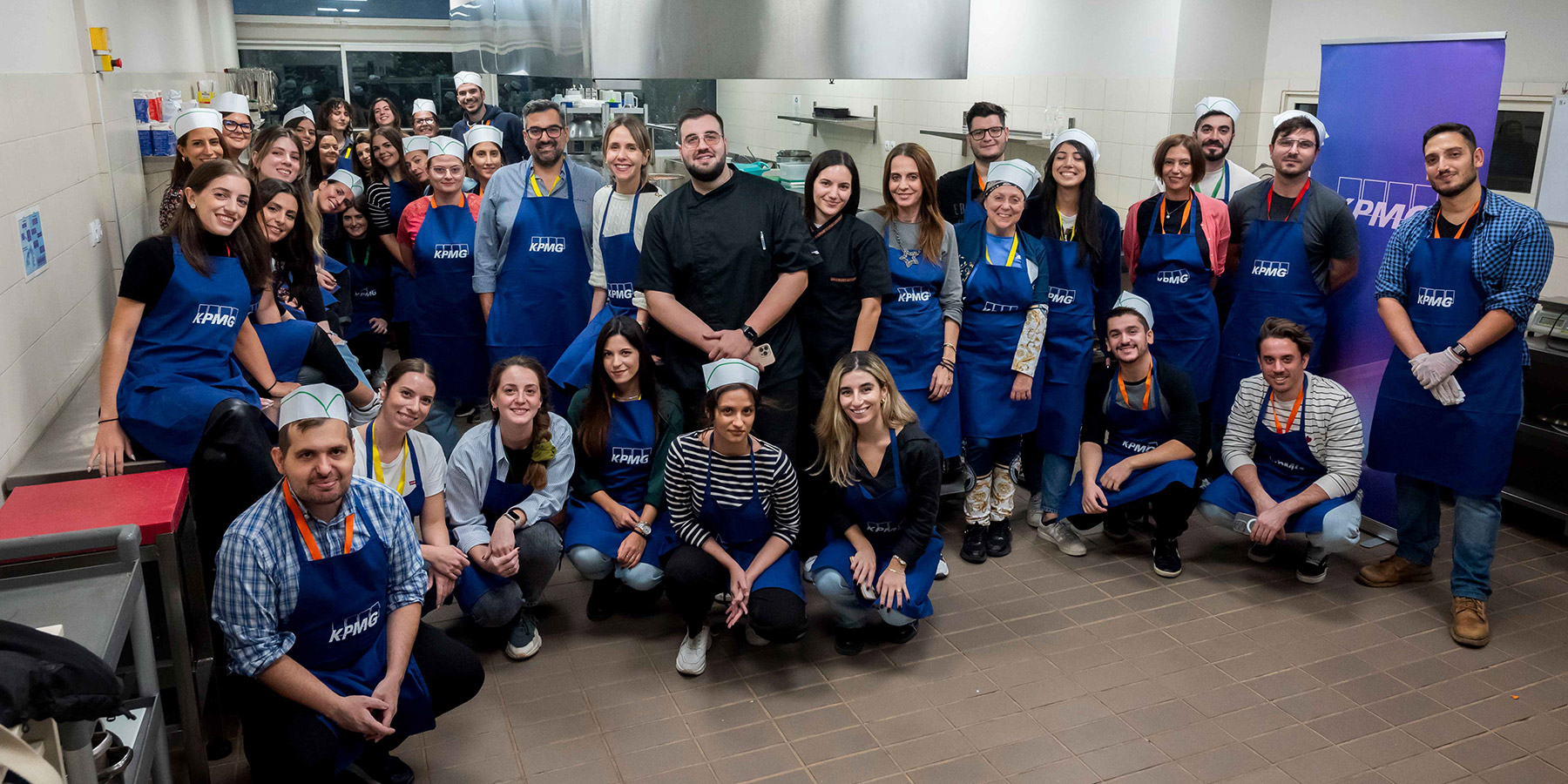 Οι εργαζόμενοι της KPMG μαγείρεψαν 350 γεύματα για καλό σκοπό-1