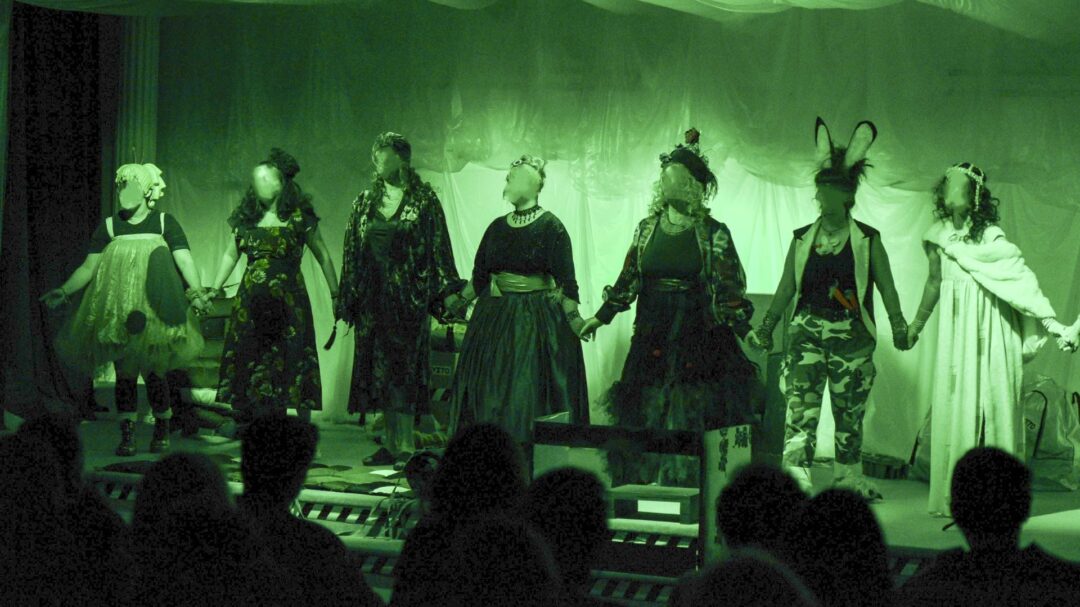 οι-κούκλες-της-φυλακής-απέκτησαν-φω-562724113