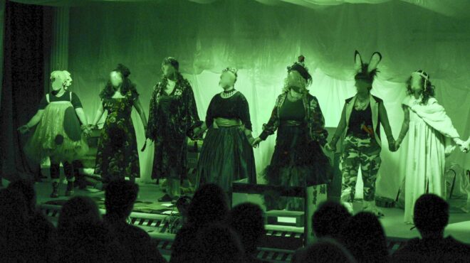 οι-κούκλες-της-φυλακής-απέκτησαν-φω-562724113