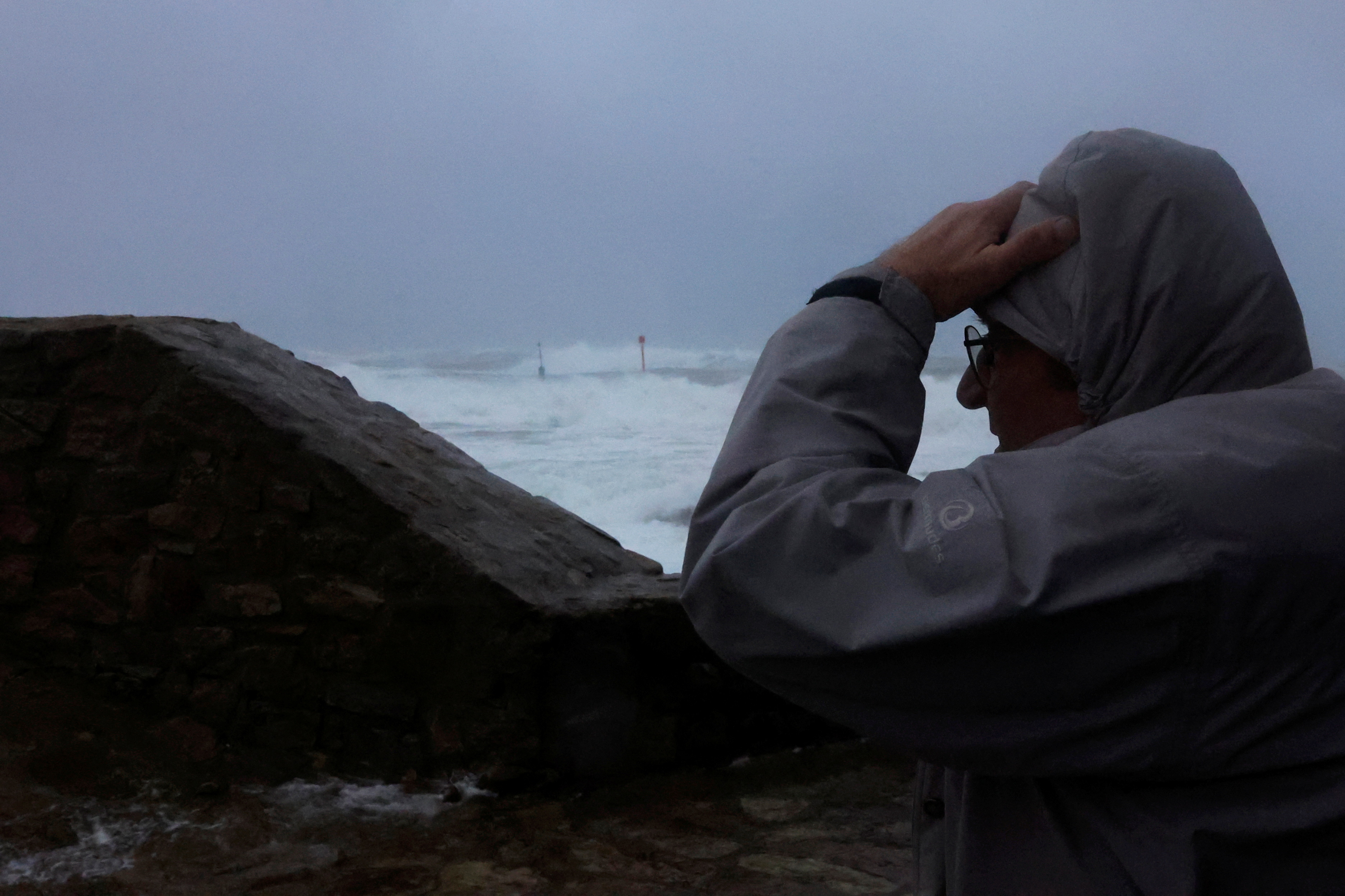 Η κακοκαιρία «Ciaran» πλήττει τη δ. Ευρώπη με ισχυρούς ανέμους και κύματα 12 μέτρων-4