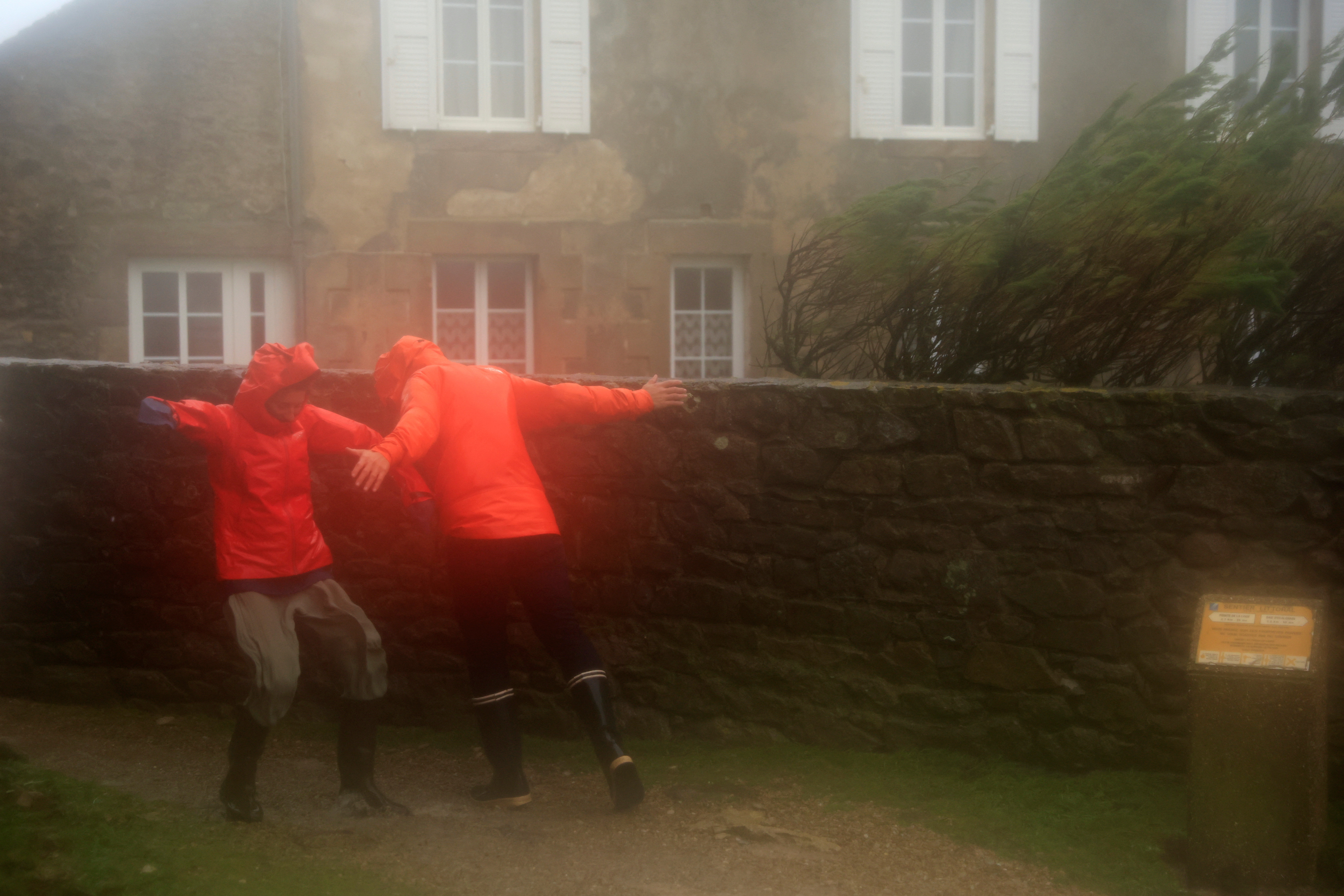 Η κακοκαιρία «Ciaran» πλήττει τη δ. Ευρώπη με ισχυρούς ανέμους και κύματα 12 μέτρων-3