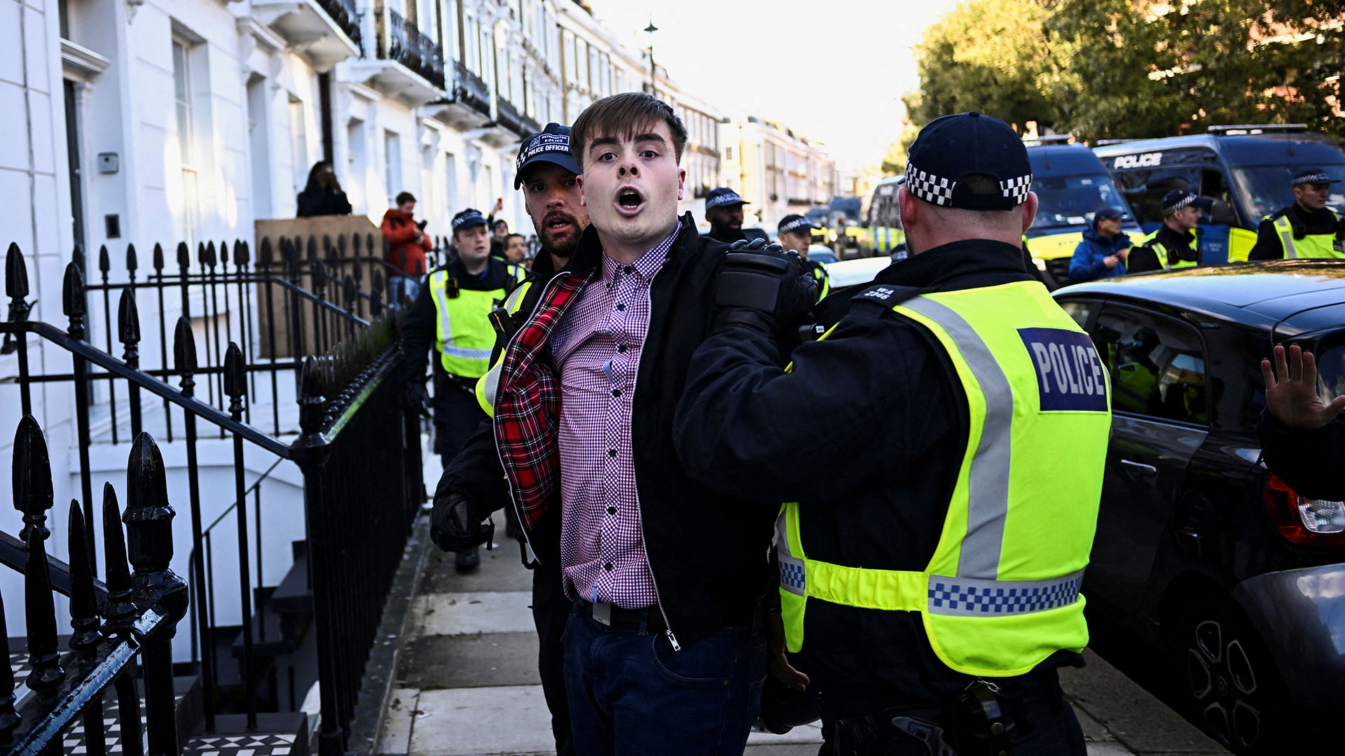 Λονδίνο: Συγκρούσεις της αστυνομίας με ακροδεξιούς – Δεκάδες συλλήψεις-5