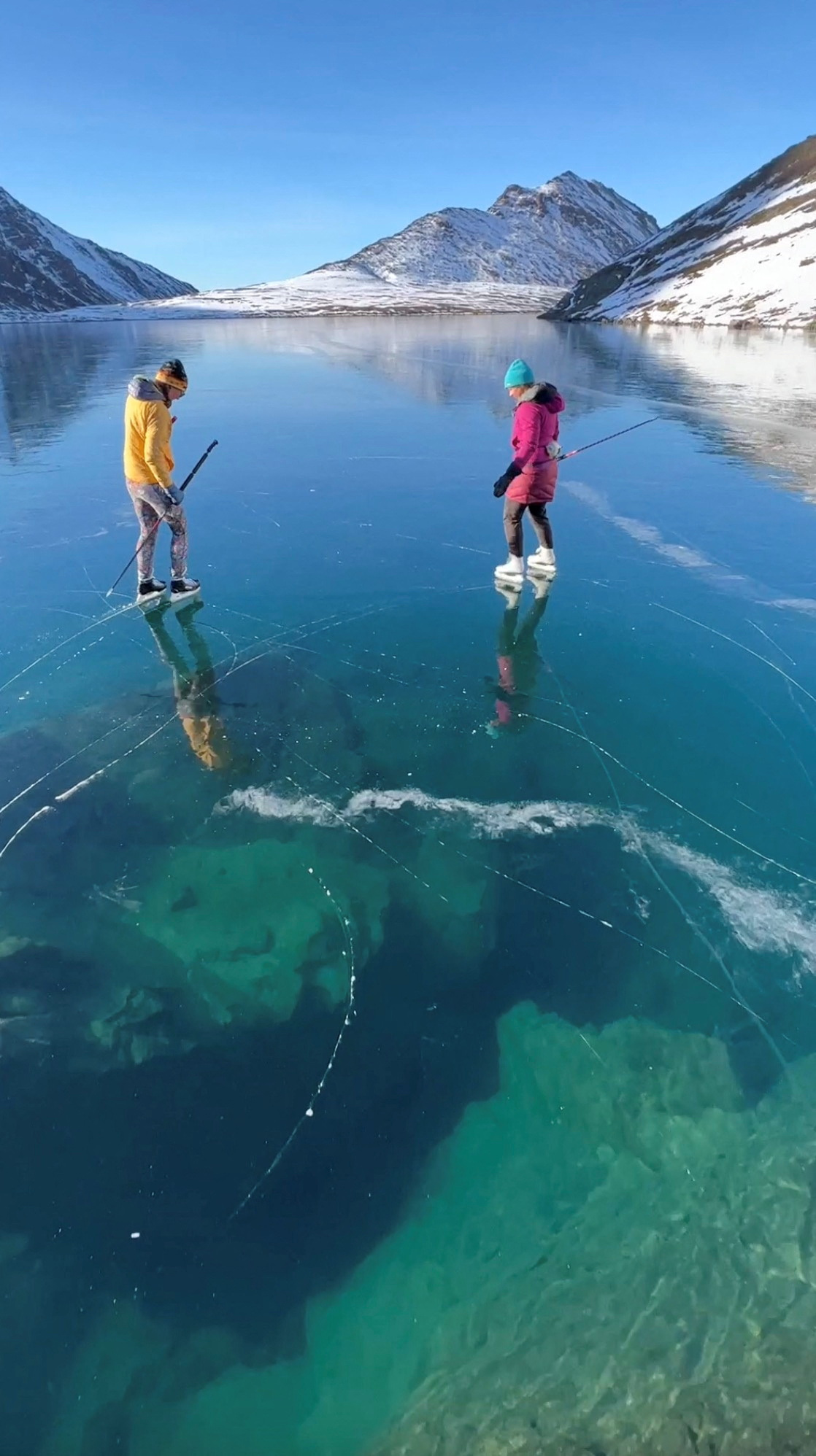 Πατινάζ πάνω στον διάφανο πάγο λίμνης με θέα τον βυθό της-2