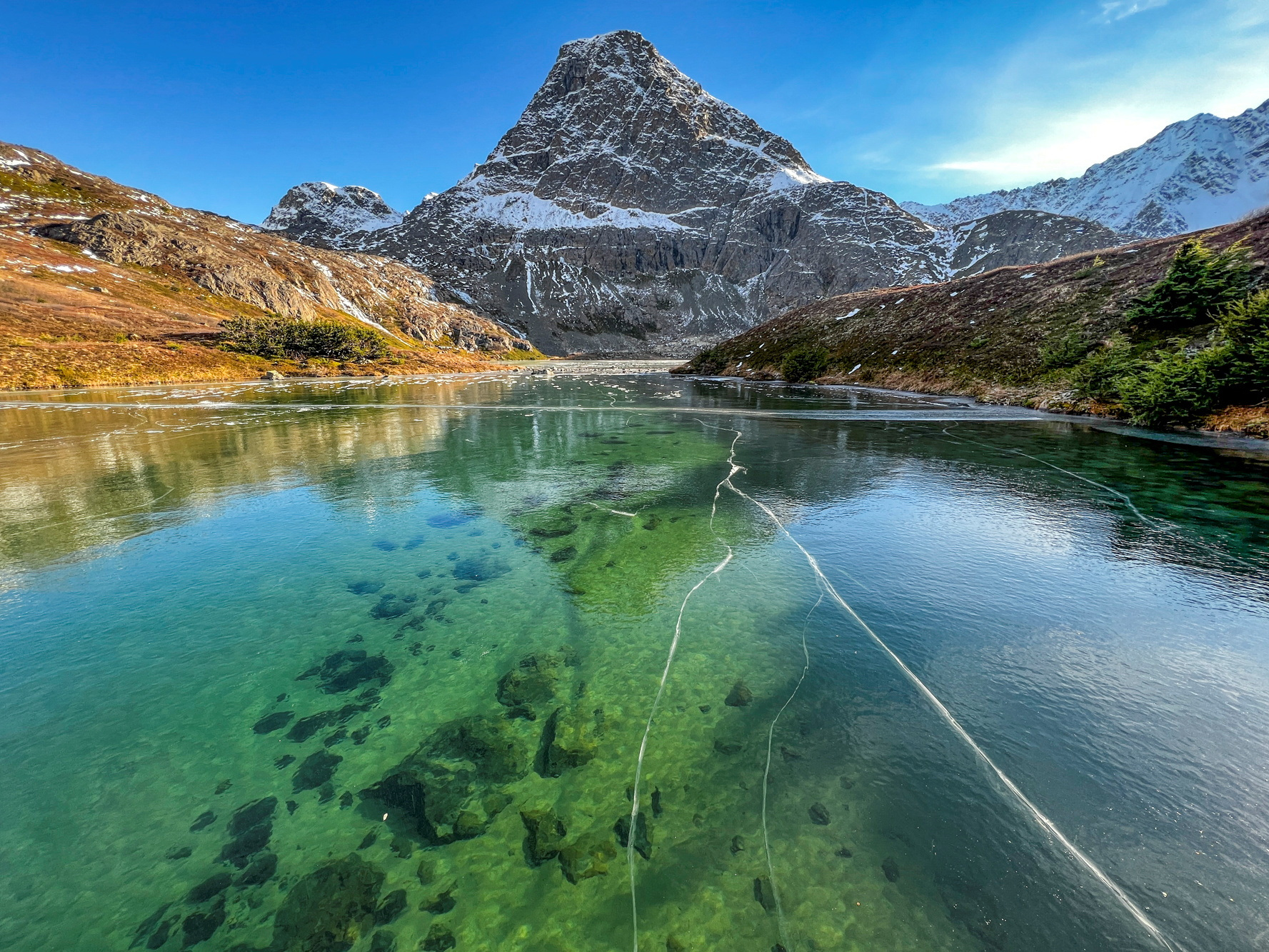 Πατινάζ πάνω στον διάφανο πάγο λίμνης με θέα τον βυθό της-1
