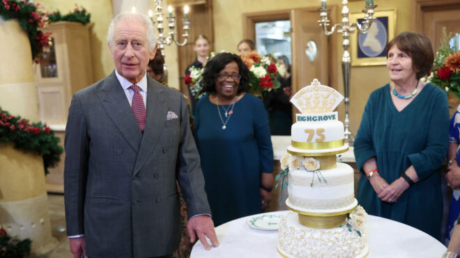 γενέθλια-με-τριώροφη-τούρτα-για-τον-562726951