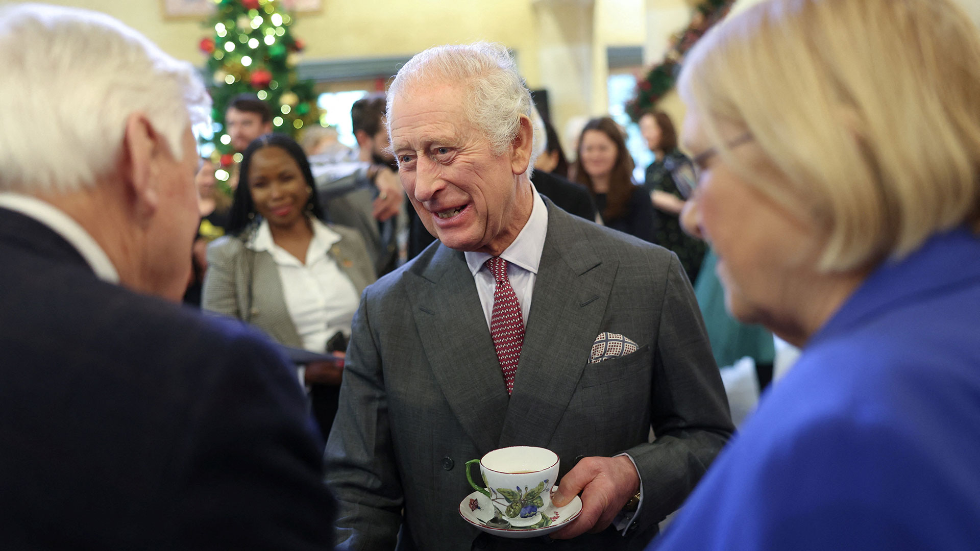 Γενέθλια με «τριώροφη» τούρτα για τον βασιλιά Κάρολο-1