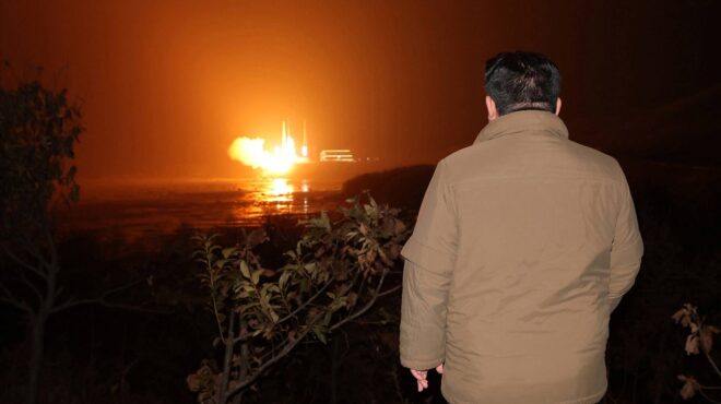 βόρεια-κορέα-ο-κιμ-γιονγκ-ουν-παρατηρ-562742548