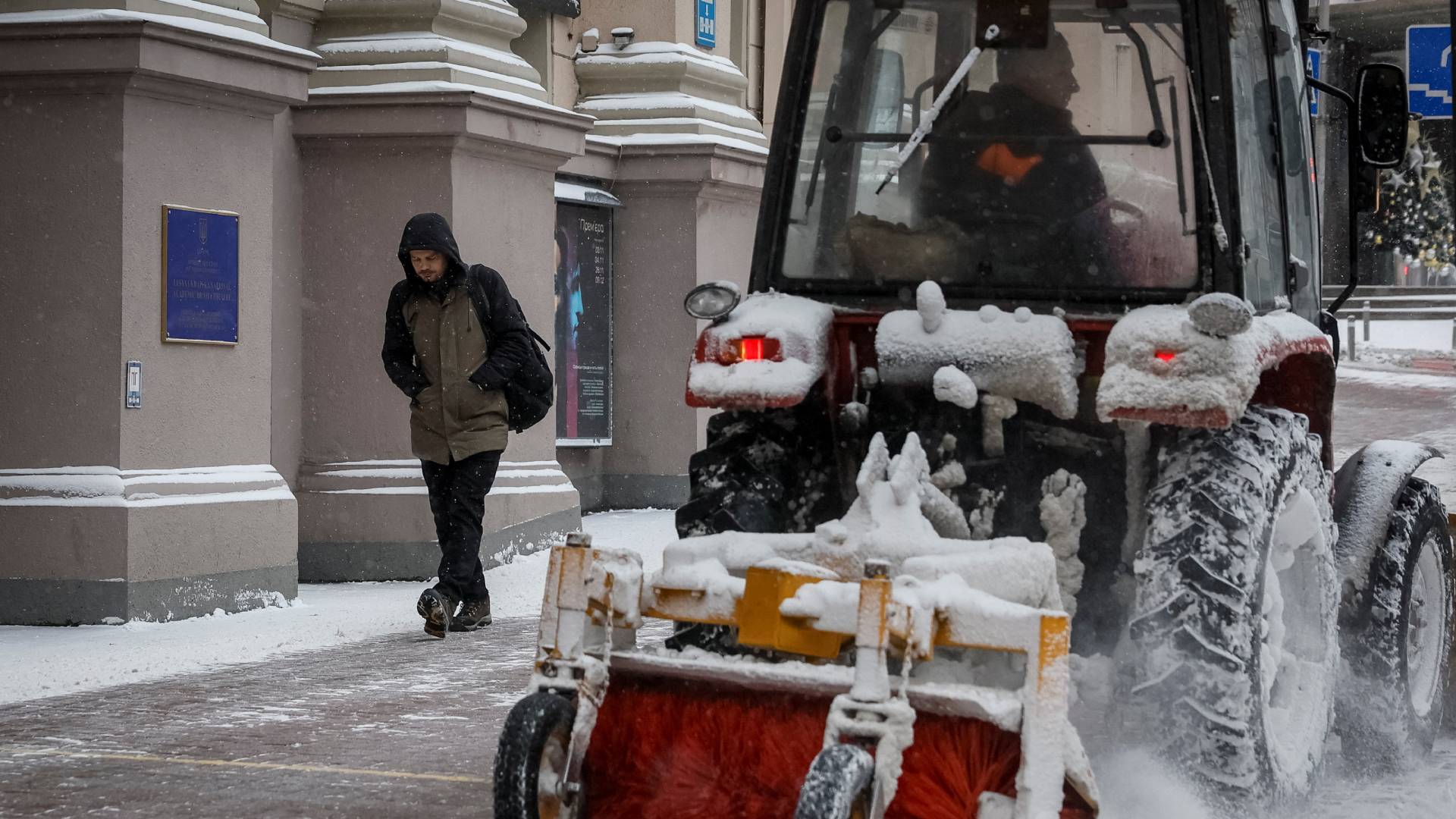 Ουκρανία: Σφοδρή χιονοθύελλα «παραλύει» τη χώρα – Χωρίς ηλεκτρικό 2.000 κοινότητες (εικόνες)-1