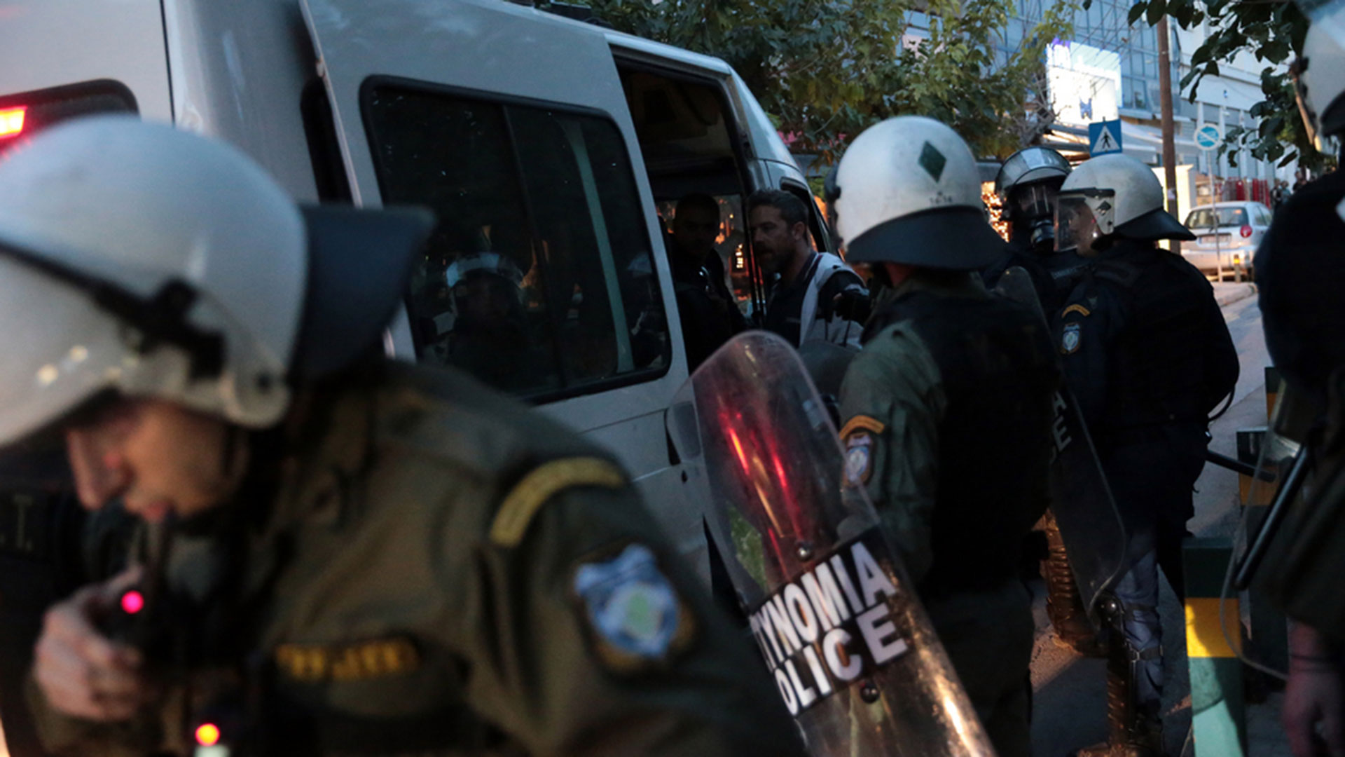 Μοναστηράκι: Αγρια επεισόδια στον σταθμό του ΗΣΑΠ-3