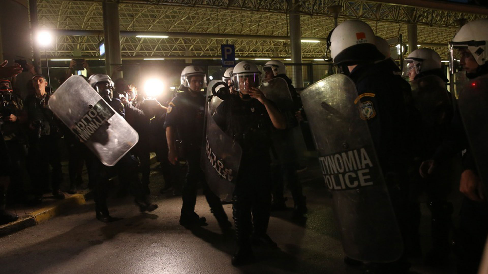 Μοναστηράκι: Αγρια επεισόδια στον σταθμό του ΗΣΑΠ-2