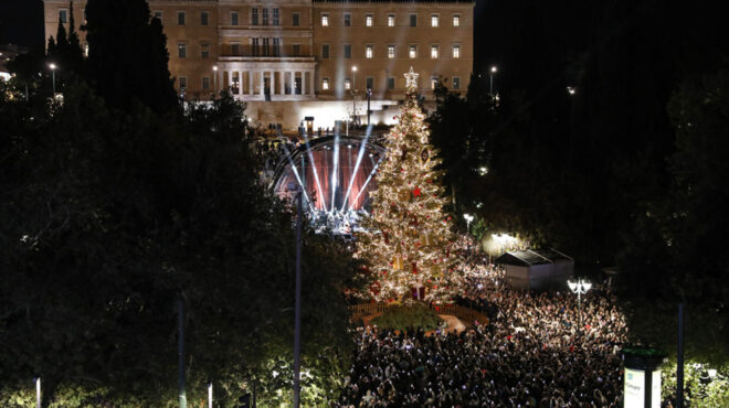 σύνταγμα-φωταγωγήθηκε-το-χριστουγεν-562745803