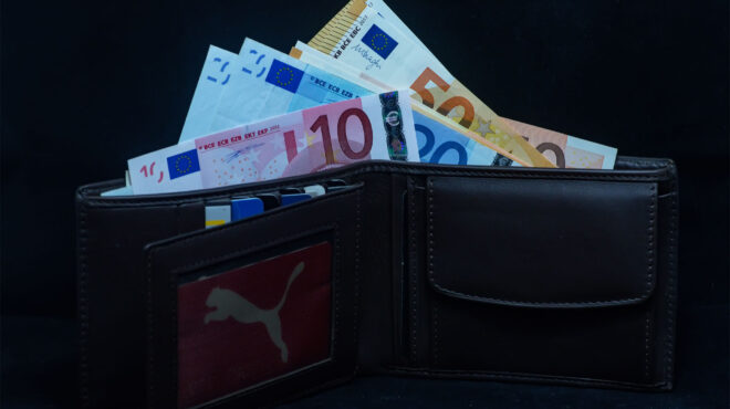 ο-πληθωρισμός-ροκανίζει-τους-μισθούς-562731817