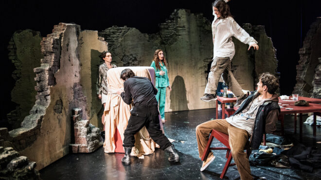 στα-όρια-εργο-φτιαγμένο-στο-εργαστή-562709251