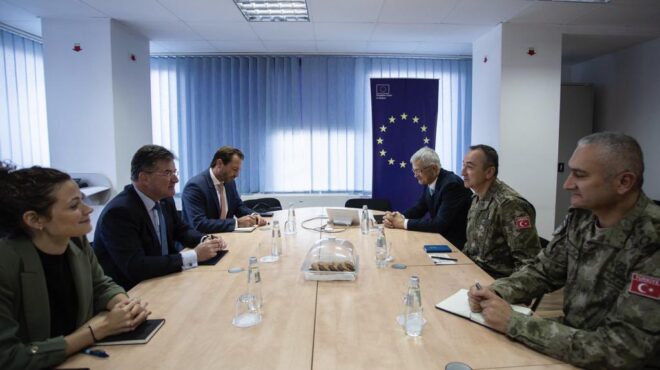 εντός-και-εκτός-τα-δρώμενα-της-πλατεία-562715500