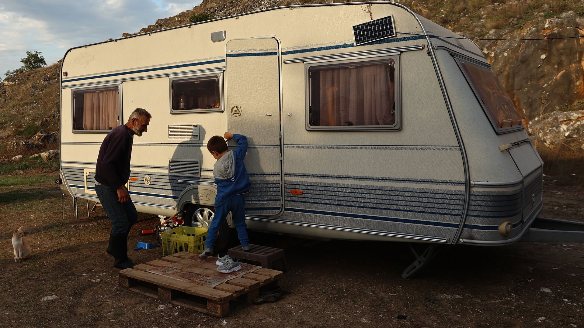 Η ζωή σε ένα τροχόσπιτο έξω από το διαλυμένο Κεραμίδι Τρικάλων-8