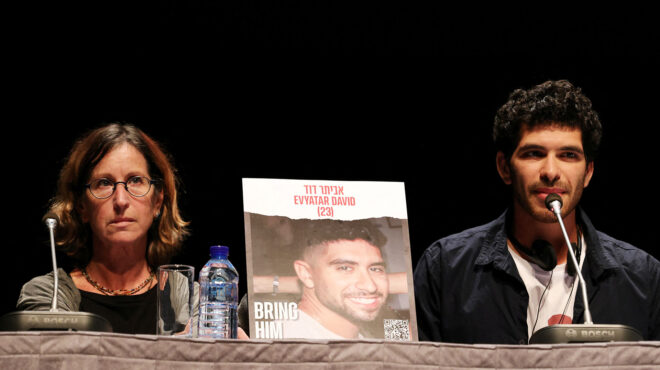 μια-αγκαλιά-για-τους-συγγενείς-ομήρων-562711867