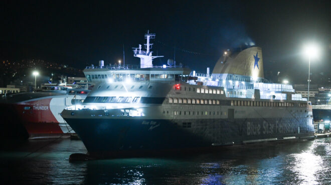 πρόσκρουση-του-blue-star-1-στο-λιμάνι-της-νάξου-562752244