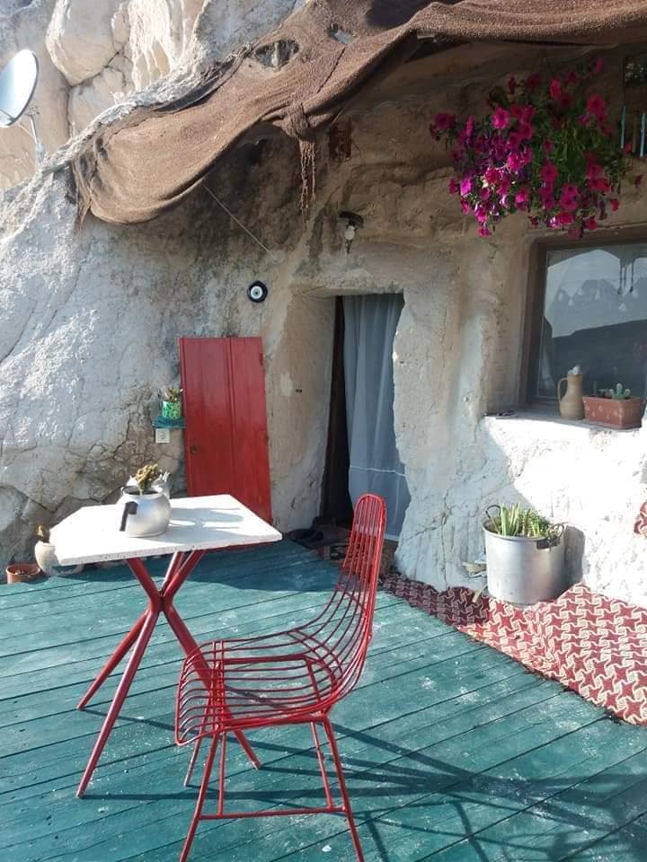 ενα-ελληνικό-σπίτι-στις-σπηλιές-της-κα-562712647