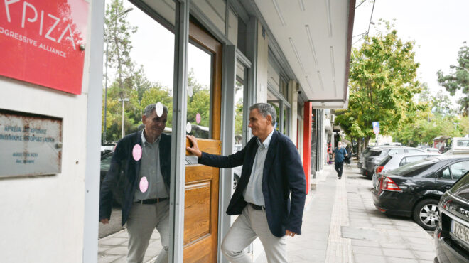 συριζα-στην-πόρτα-της-εξόδου-ο-τσακαλώ-562713841