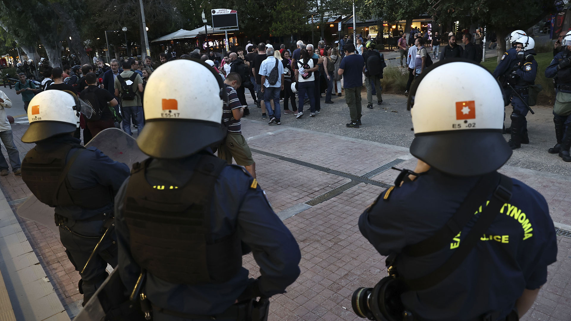 Νέο Ηράκλειο: Εννέα προσαγωγές υπό τον φόβο επεισοδίων-3