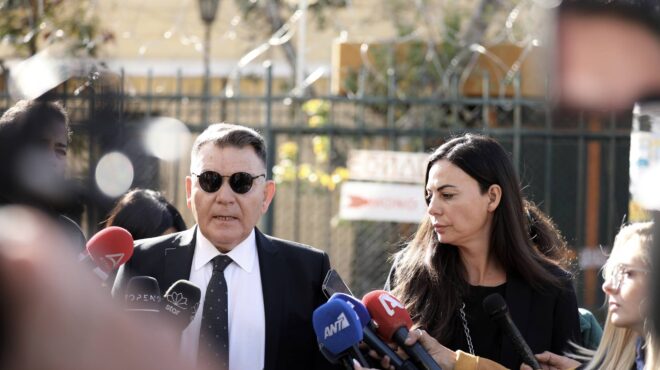 ελεύθερη-χωρίς-περιοριστικούς-όρους-562726099