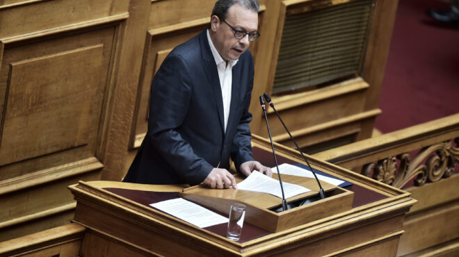 φάμελλος-δεν-παράγουν-πολιτική-οι-φιλ-562732558