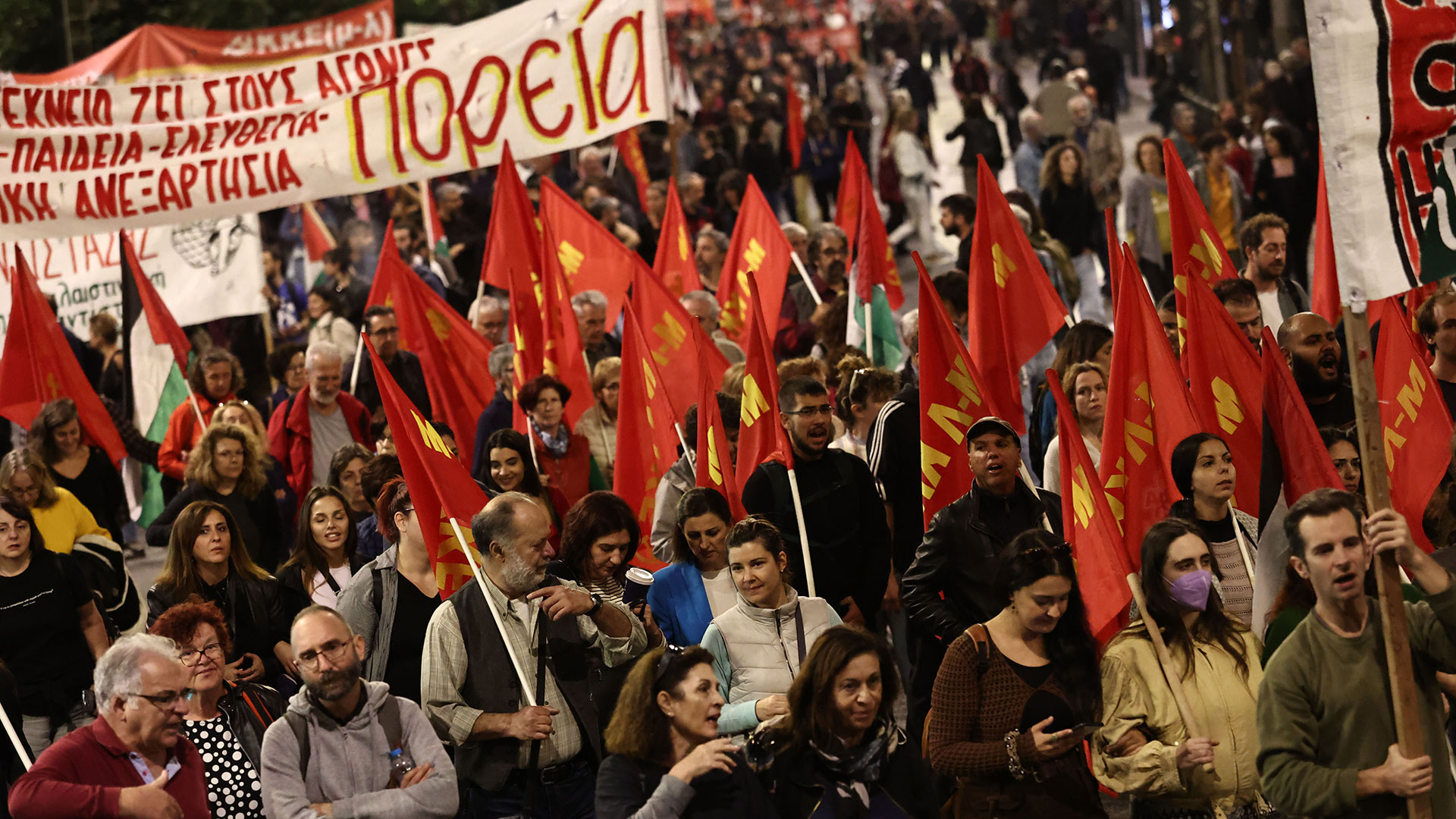 50 χρόνια Πολυτεχνείο: Στιγμιότυπα από τις μαζικές συγκεντρώσεις-4