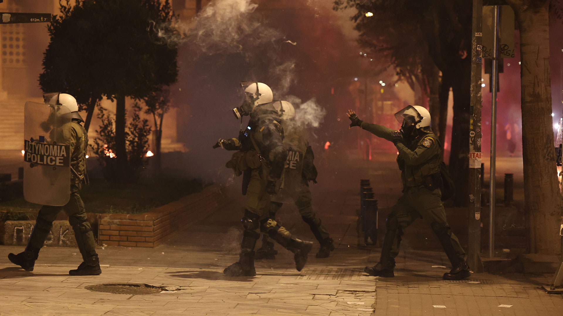 50 χρόνια Πολυτεχνείο: Στιγμιότυπα από τις μαζικές συγκεντρώσεις-8