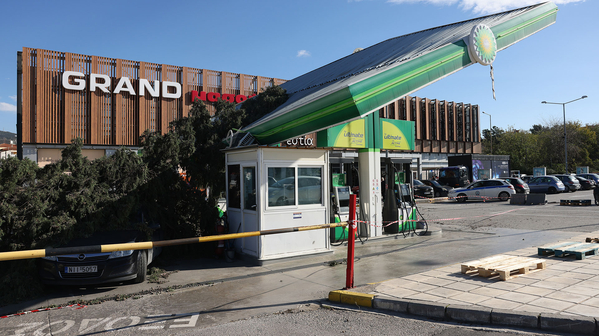 Θεσσαλονίκη: Πτώσεις δέντρων και ζημιές από τους θυελλώδεις ανέμους-2