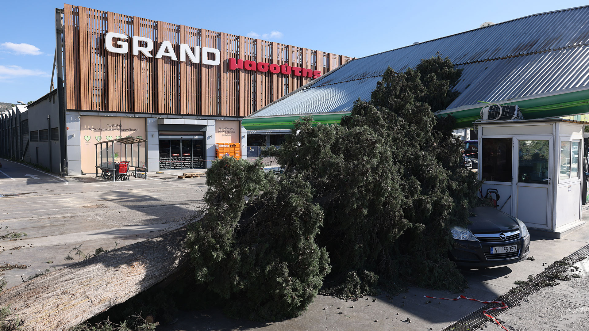 Καιρός: Θυελλώδεις άνεμοι και αισθητή πτώση της θερμοκρασίας – Η πρόγνωση για την Κυριακή-5