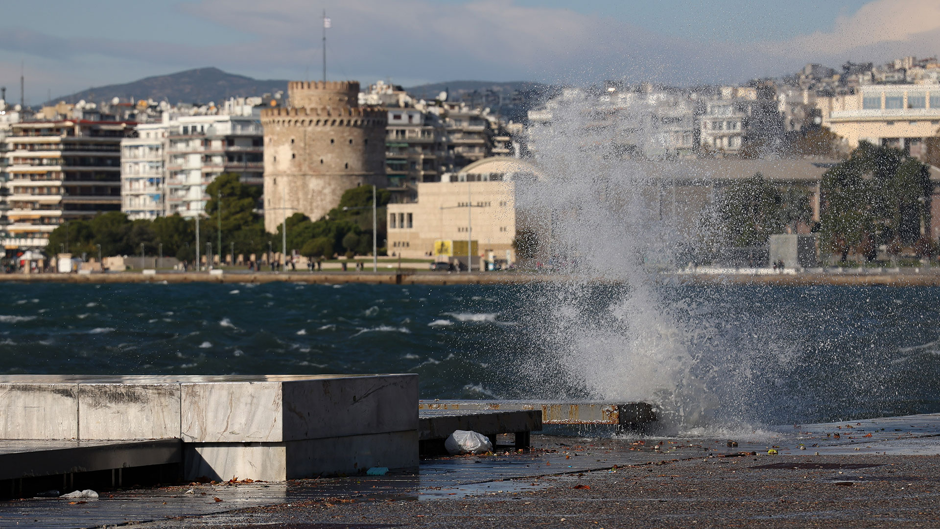 Θεσσαλονίκη: Πτώσεις δέντρων και ζημιές από τους θυελλώδεις ανέμους-5