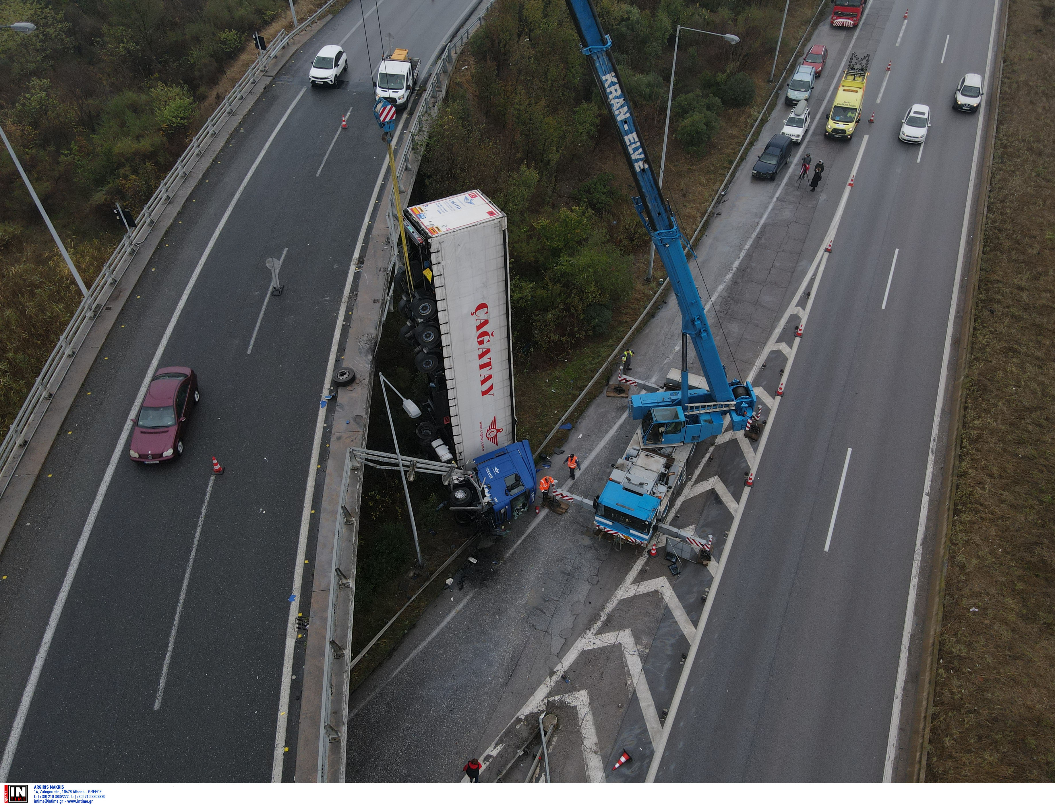Βίντεο: Ανασύρθηκε το φορτηγό που έπεσε από γέφυρα στη Θεσσαλονίκη-1