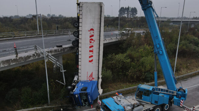 βίντεο-ανασύρθηκε-το-φορτηγό-που-έπεσ-562743145