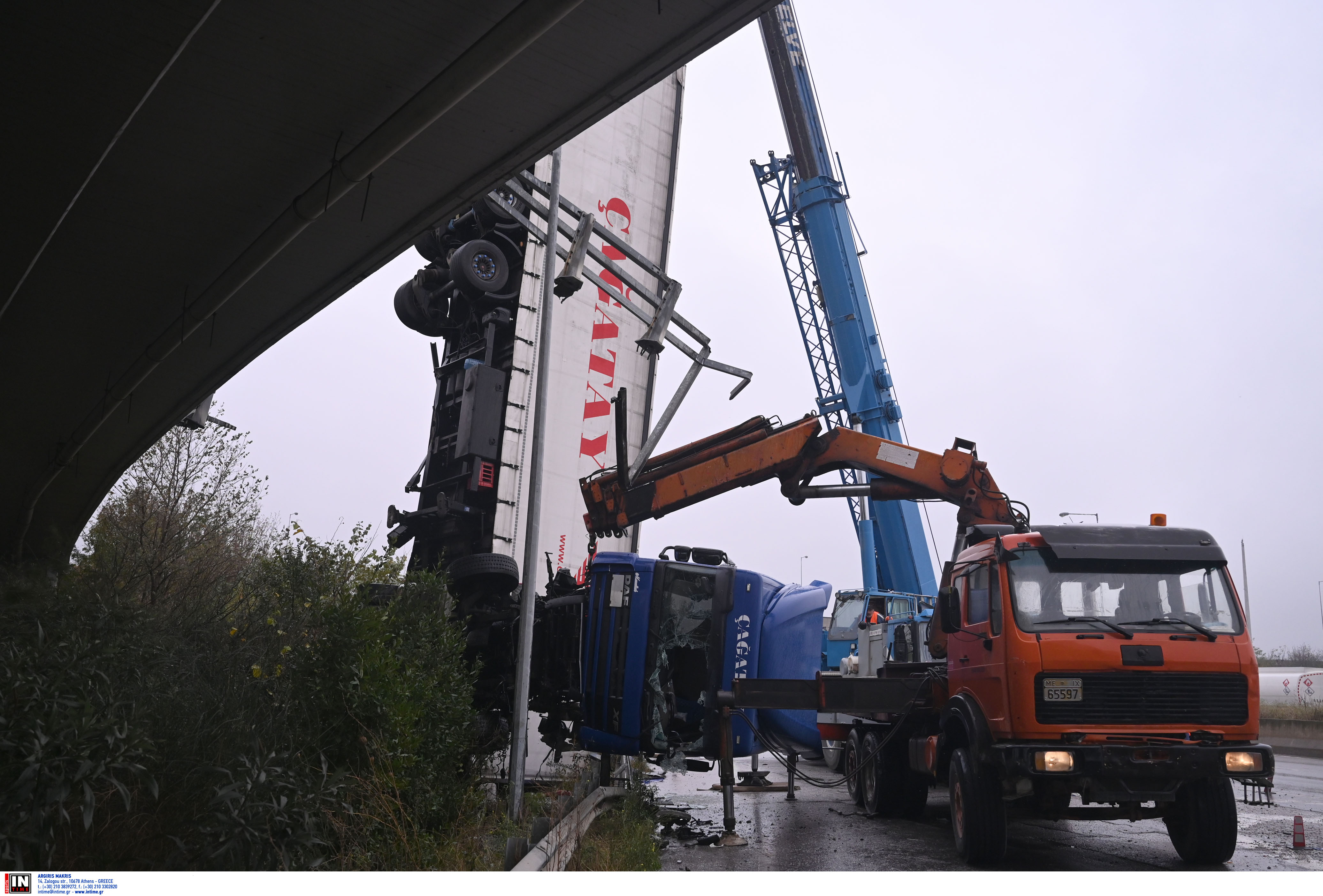 Βίντεο: Ανασύρθηκε το φορτηγό που έπεσε από γέφυρα στη Θεσσαλονίκη-2