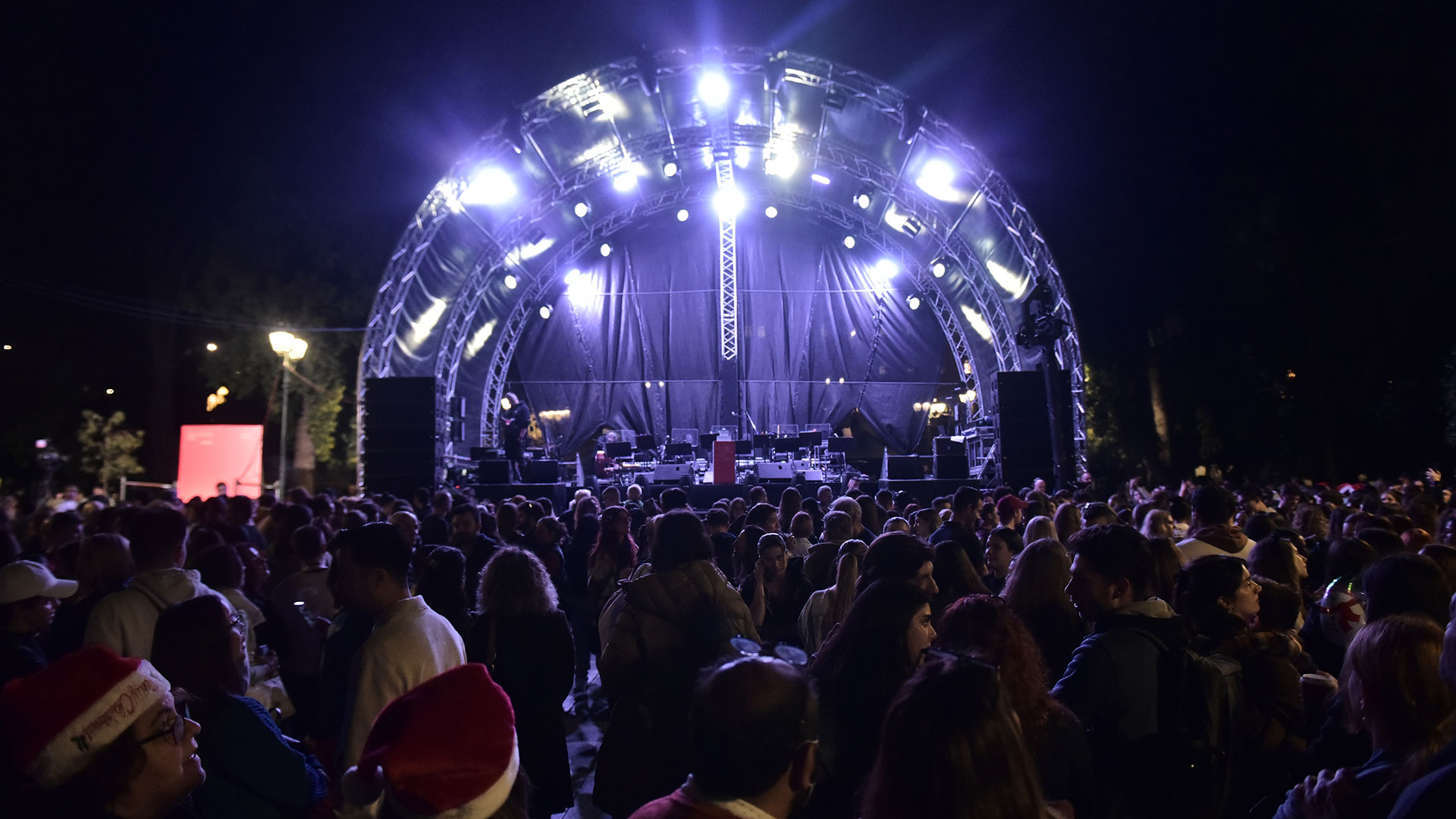 Σύνταγμα: Φωταγωγήθηκε το χριστουγεννιάτικο δέντρο-1