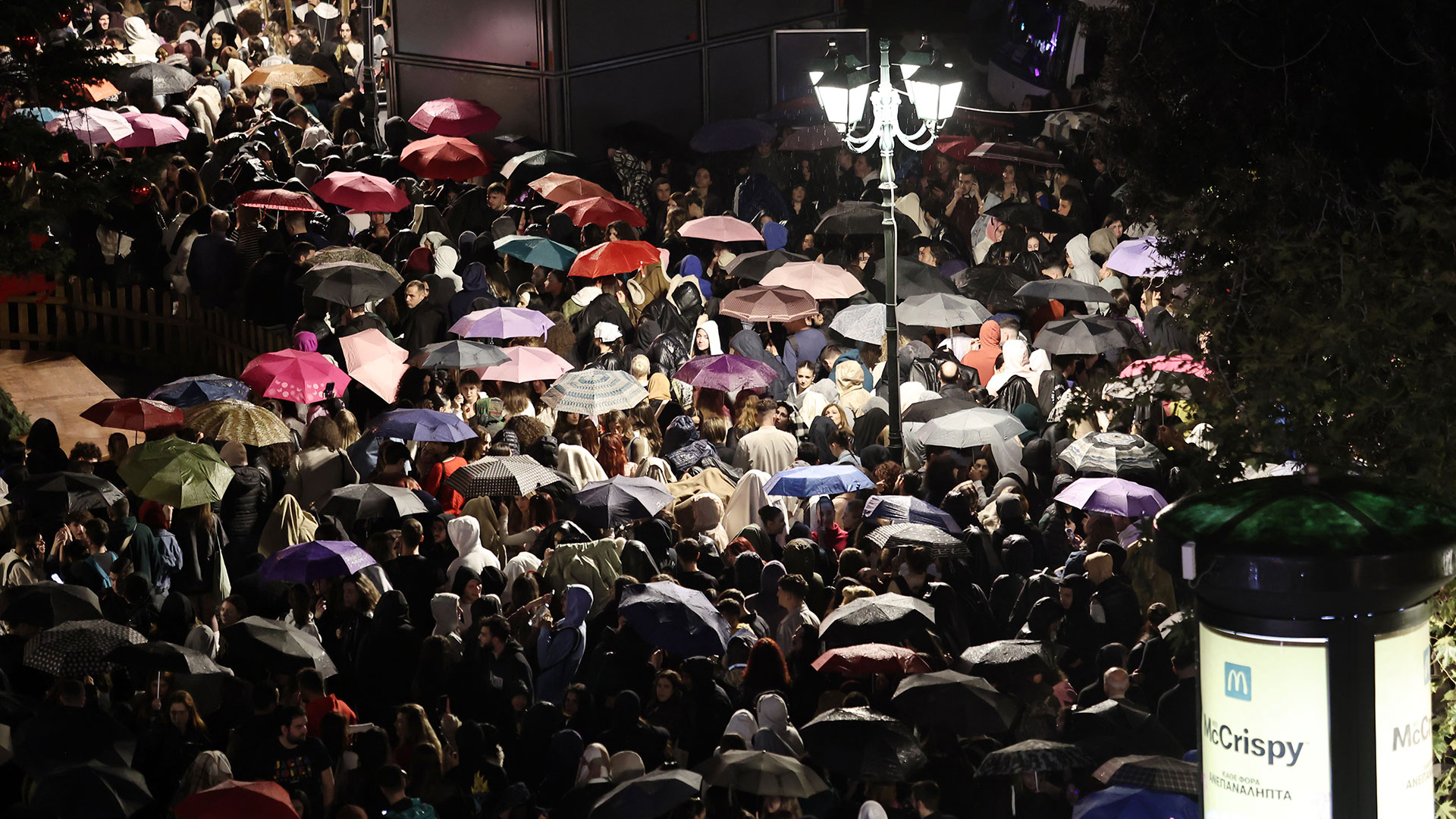 Σύνταγμα: Φωταγωγήθηκε το χριστουγεννιάτικο δέντρο-2