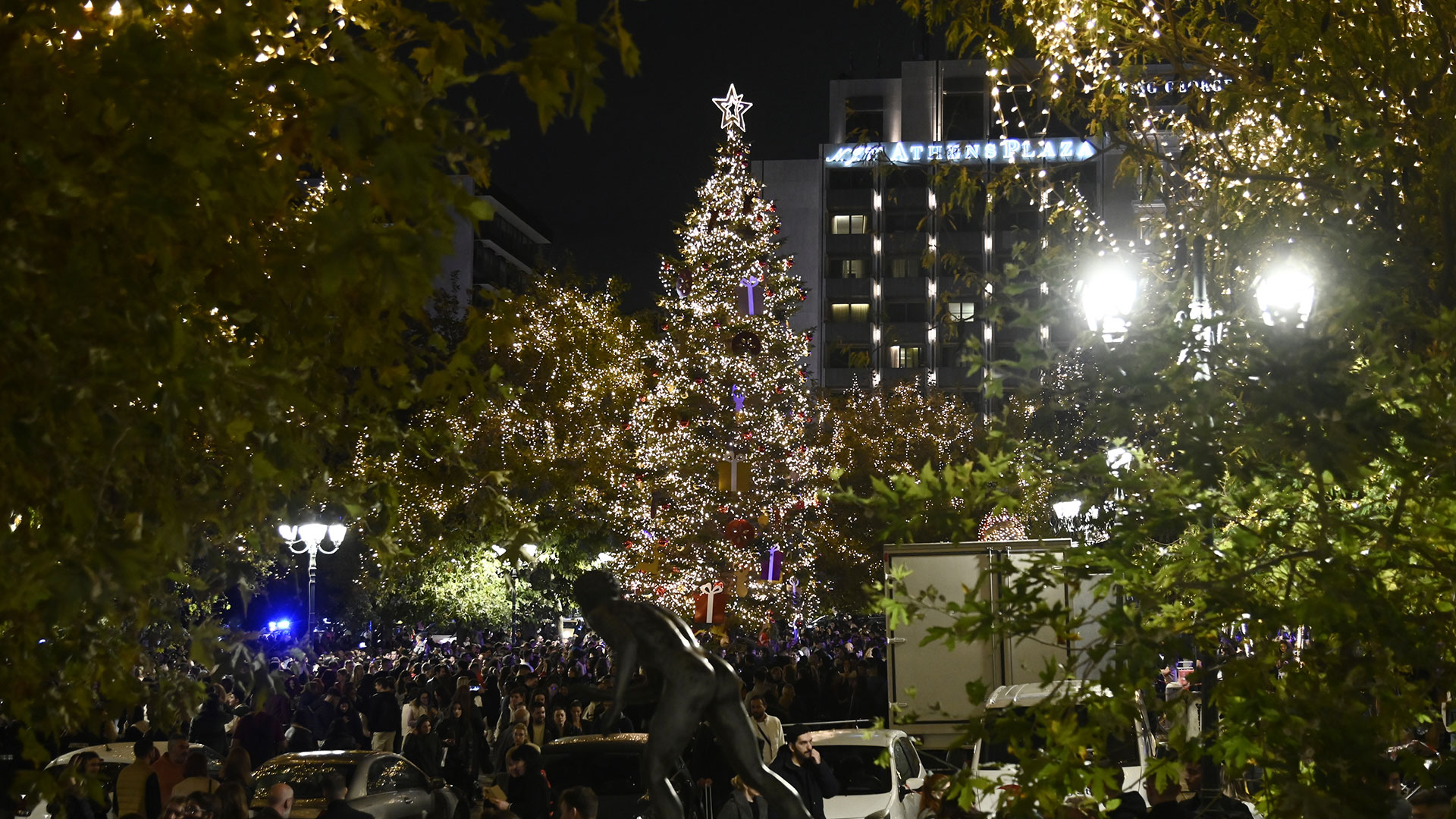 Σύνταγμα: Φωταγωγήθηκε το χριστουγεννιάτικο δέντρο-4