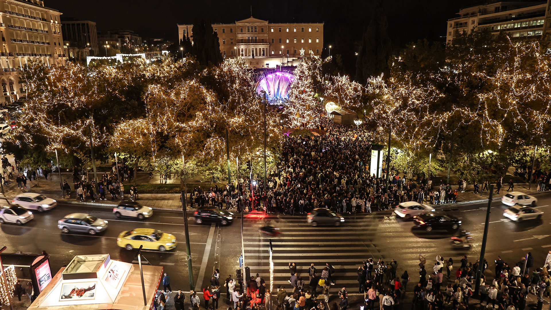 Σύνταγμα: Φωταγωγήθηκε το χριστουγεννιάτικο δέντρο-3
