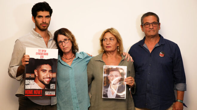 μια-αγκαλιά-για-τους-συγγενείς-ομήρων-562714156