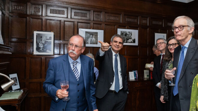 γραφείο-σεφέρη-επισκέψιμο-για-το-κο-562710733