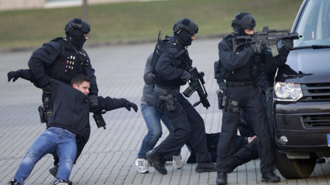 αξιωματούχοι-ασφαλείας-μεγαλύτερος-562747870