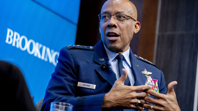 ηπα-ο-αρχηγός-του-στρατού-δεν-βλέπει-562721812