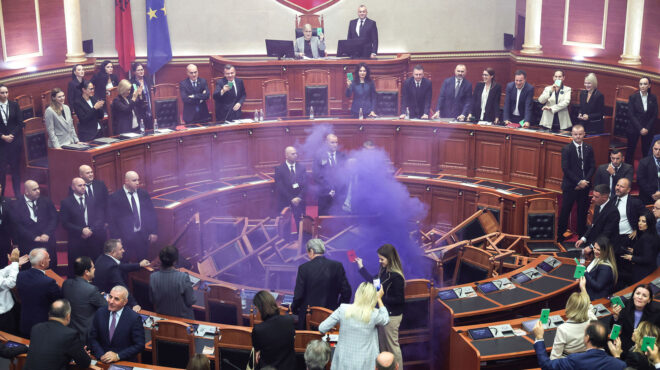 χειροδικίες-και-καπνογόνα-στο-αλβανι-562706743