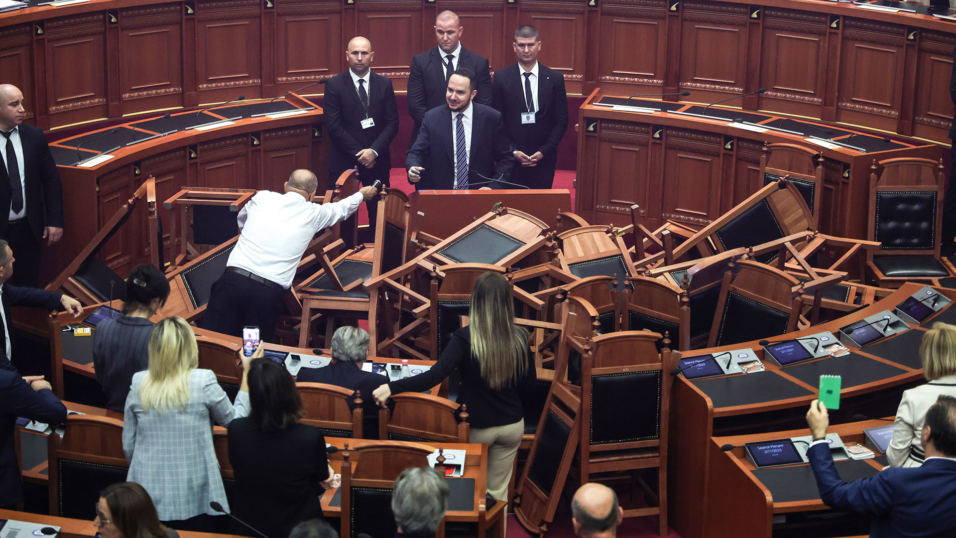 Χειροδικίες και καπνογόνα στο αλβανικό κοινοβούλιο-1